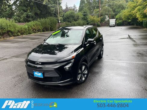 Used 2023 Chevrolet Bolt EUV LT w/ Convenience Package FWD image 2