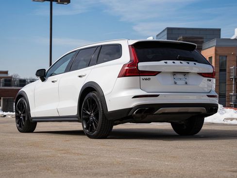 Used 2021 Volvo V60 T5 Cross Country image 5