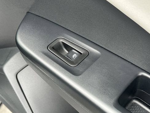 New 2025 Volkswagen Taos SE image 27