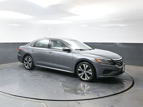 Used 2021 Volkswagen Passat 2.0T SE FWD image 3