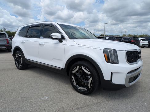 Used 2024 Kia Telluride EX w/ EX Captain's Chair Package FWD image 2