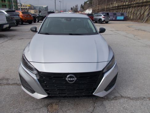 Used 2024 Nissan Altima 2.5 SV image 2