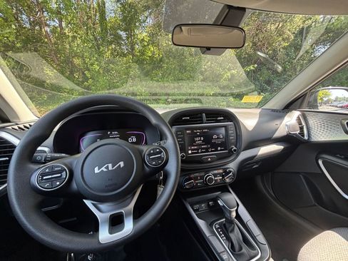 Used 2025 Kia Soul LX w/ LX Technology Package FWD image 32