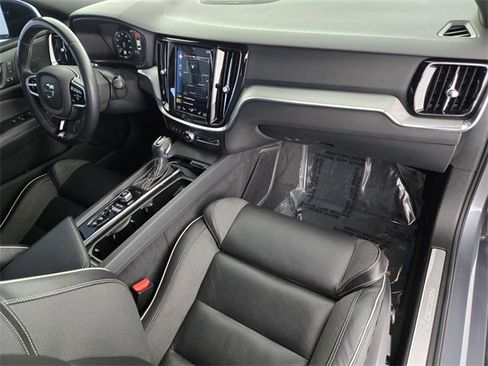 Used 2019 Volvo S60 T5 R-Design image 17