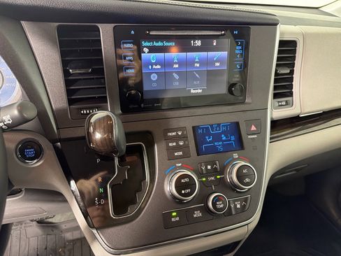 Used 2017 Toyota Sienna XLE 7 PASSENGER image 17