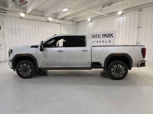 Used 2024 GMC Sierra 2500 Denali Ultimate image 2