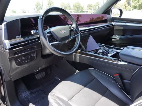 Certified 2025 Cadillac Escalade Premium Luxury AWD/4WD image 18