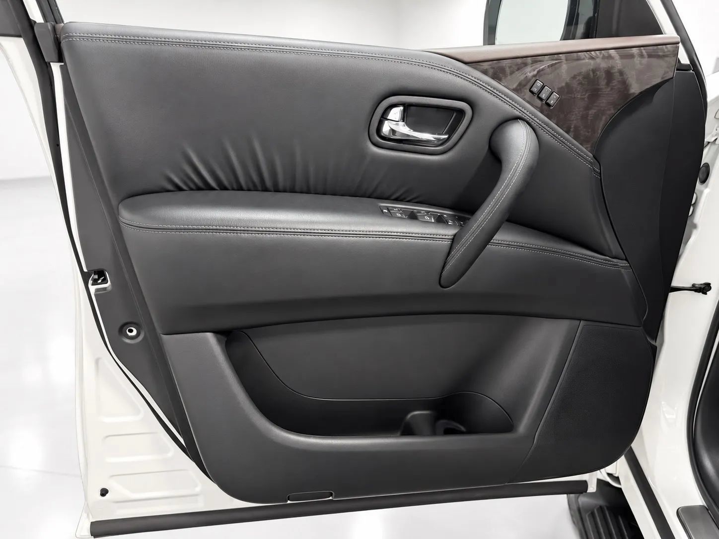 Used 2022 Nissan Armada Platinum w/ Captain's Chairs Package RWD image 13
