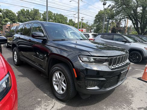 Used 2023 Jeep Grand Cherokee Laredo w/ Luxury Tech Group I AWD/4WD image 2