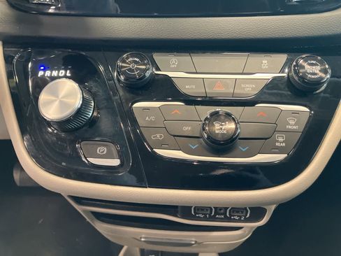 Used 2024 Chrysler Voyager LX image 18