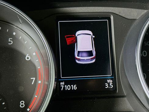 Used 2020 Volkswagen Tiguan SE image 18