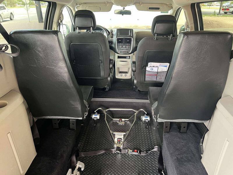 Used 2018 Dodge Grand Caravan SE FWD image 31