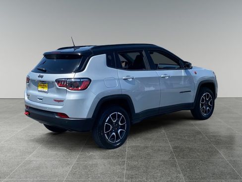 Used 2025 Jeep Compass Trailhawk AWD/4WD image 5