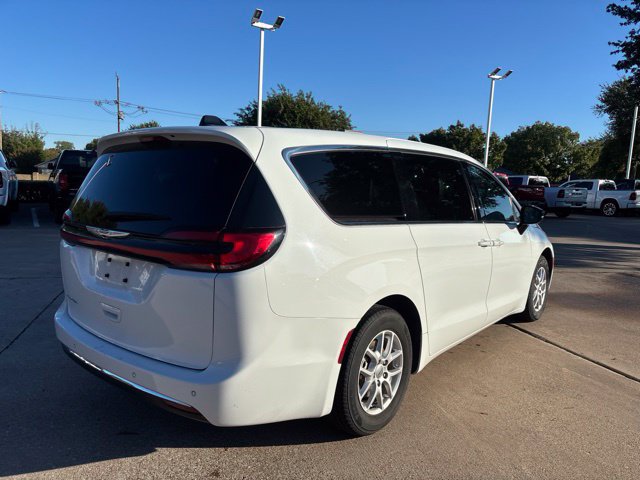 Used 2024 Chrysler Pacifica Touring-L FWD image 5