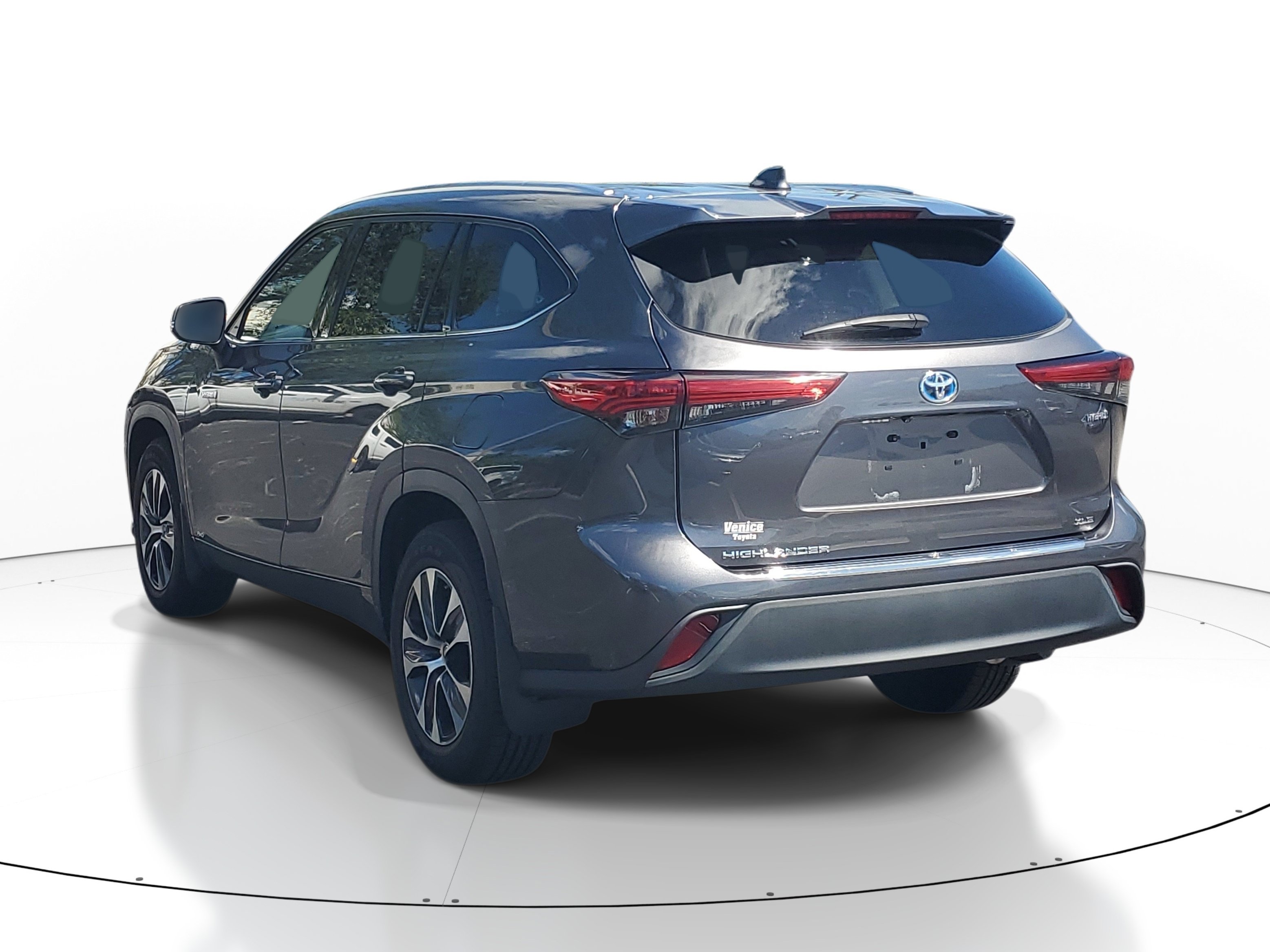 Certified 2021 Toyota Highlander XLE AWD/4WD image 4