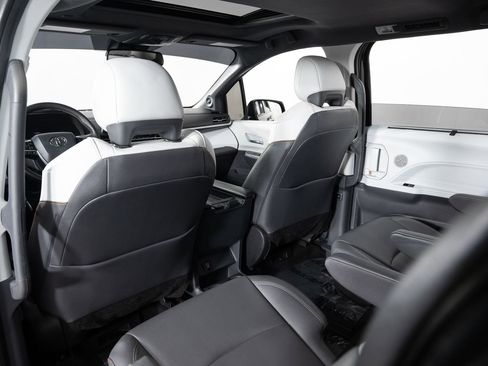 Used 2022 Toyota Sienna XSE w/ XSE Plus Package image 19