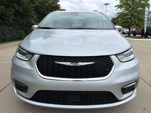 Used 2023 Chrysler Pacifica Limited FWD image 8