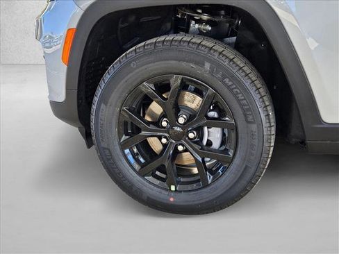 New 2025 Jeep Grand Cherokee Altitude image 10