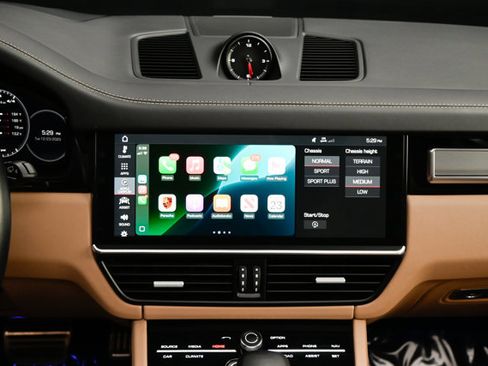 Used 2019 Porsche Cayenne Turbo w/ Premium Plus Package image 8