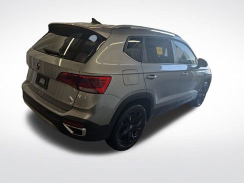 Used 2022 Volkswagen Taos SE FWD image 2