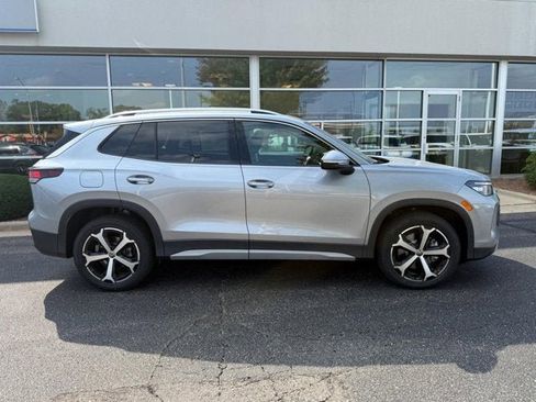 New 2025 Volkswagen Tiguan SE image 2