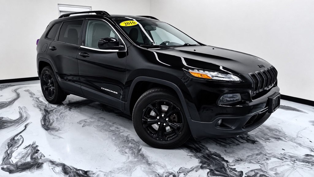 Used 2016 Jeep Cherokee Latitude w/ Cold Weather Group AWD/4WD image 2