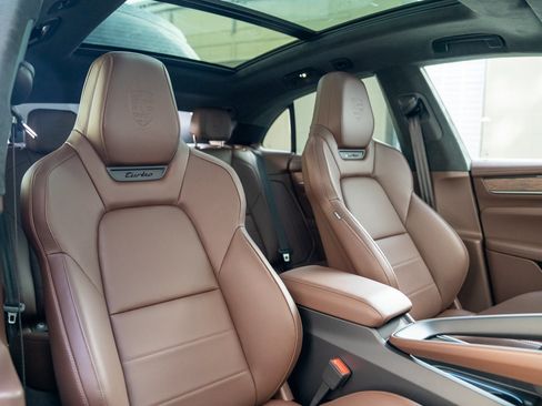 Certified 2025 Porsche Macan Turbo Electric AWD/4WD image 26