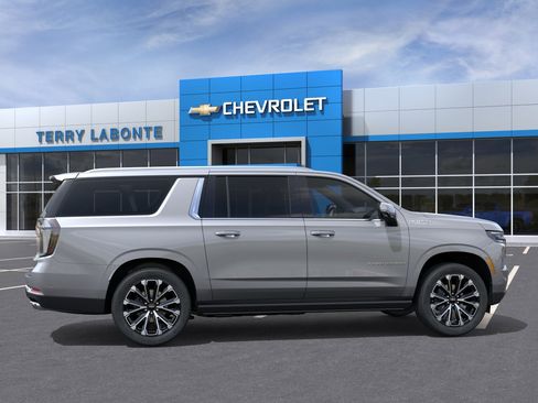 New 2026 Chevrolet Suburban High Country AWD/4WD image 7