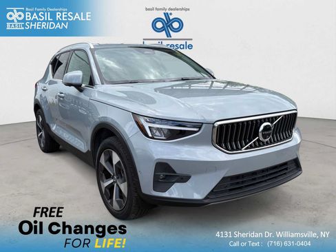 Used 2025 Volvo XC40 B5 Plus AWD/4WD image 1