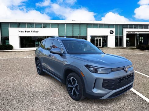 New 2025 Volkswagen Tiguan SE image 2