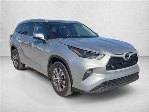 Used 2024 Toyota Highlander XLE image 3
