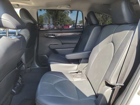 Used 2024 Toyota Highlander Limited AWD/4WD image 11