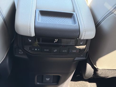 Used 2024 Toyota Grand Highlander AWD image 23