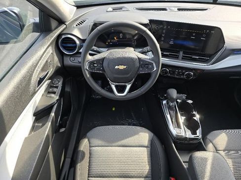 Certified 2025 Chevrolet Trax LT w/ Driver Confidence Package image 3