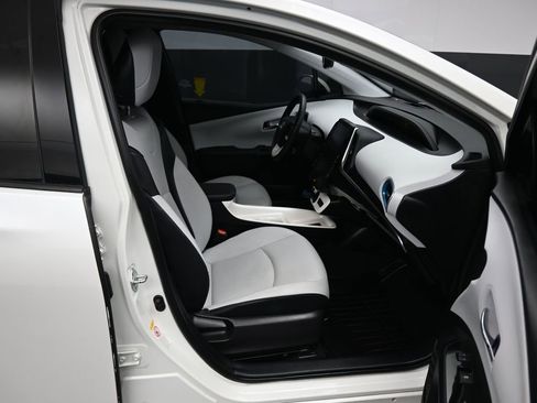 Used 2017 Toyota Prius Prime Advanced image 38