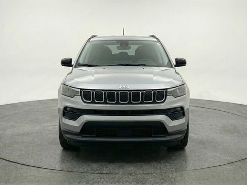 Used 2025 Jeep Compass Latitude image 2