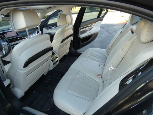 Used 2016 BMW 750i xDrive image 40