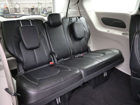 Used 2024 Chrysler Pacifica Touring-L image 11