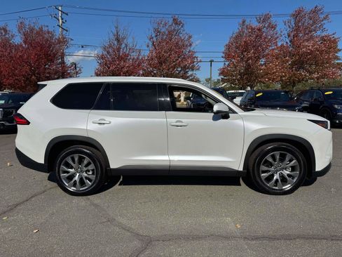 Used 2024 Toyota Grand Highlander AWD image 3
