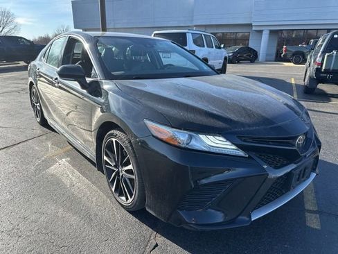 Used 2019 Toyota Camry XSE image 2