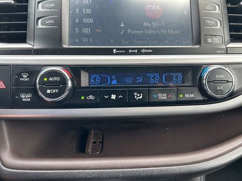 Used 2018 Toyota Highlander XLE AWD/4WD image 24