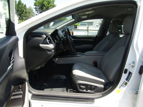 Used 2023 Toyota Camry SE FWD image 9