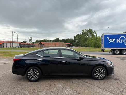Used 2024 Nissan Altima 2.5 SV FWD image 10