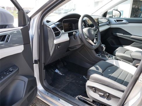 New 2025 Volkswagen Taos SEL image 7