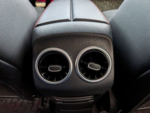 Used 2021 Mercedes-Benz GLB 250 image 28