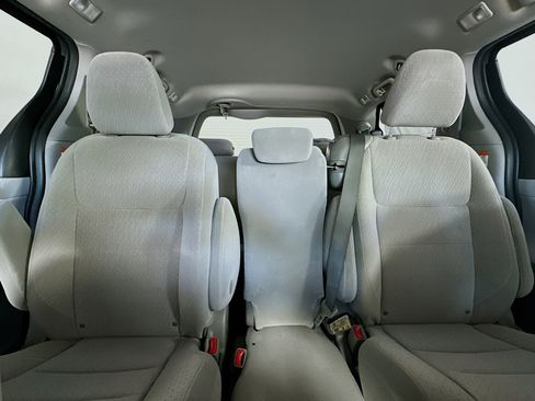 Used 2020 Toyota Sienna LE w/ LE Preferred Package FWD image 30