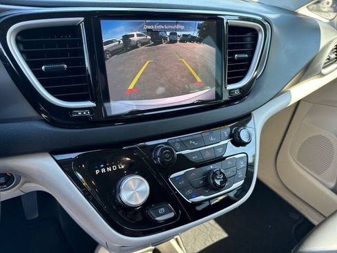 Used 2023 Chrysler Pacifica Touring-L FWD image 20