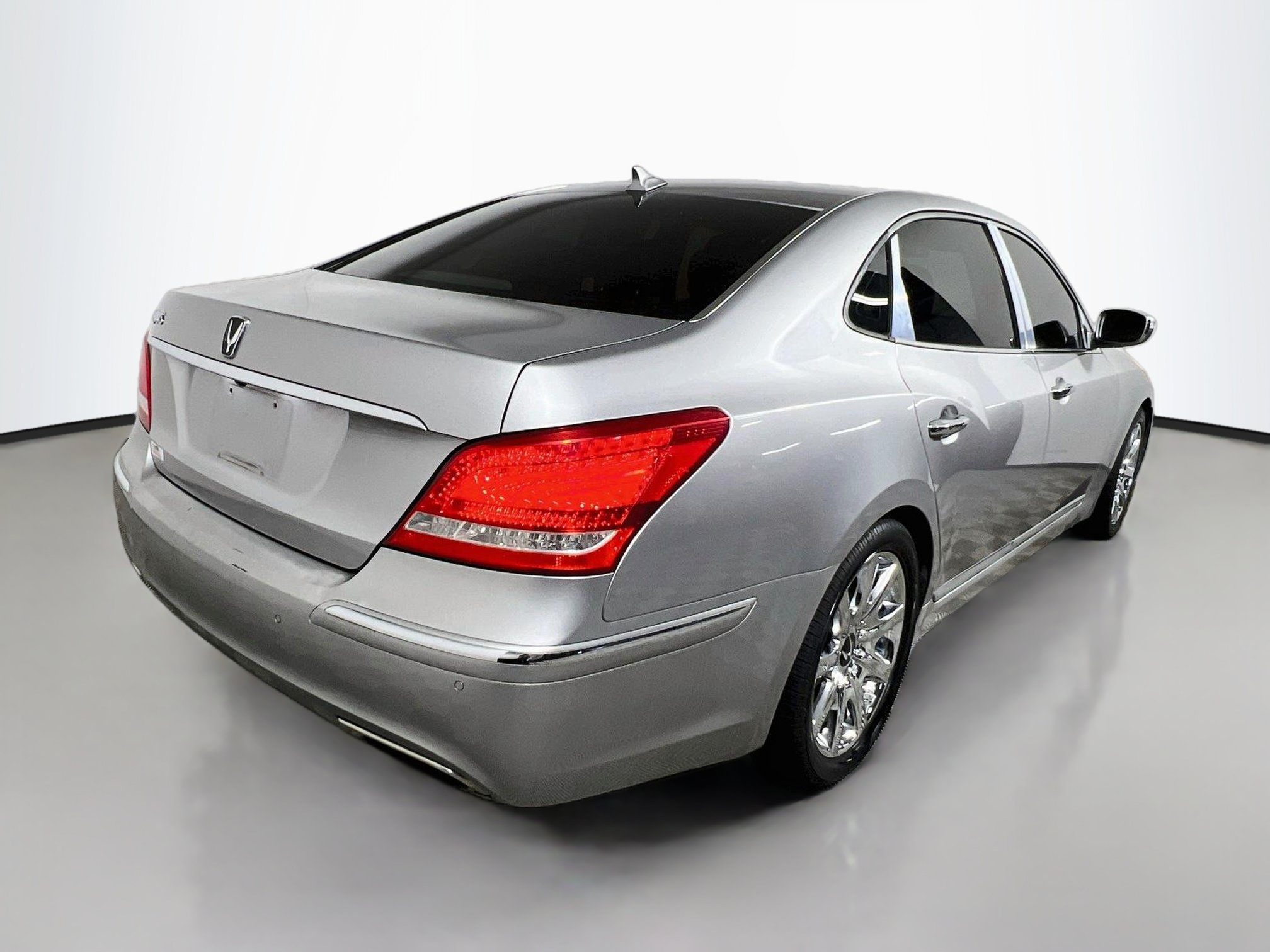 Used 2013 Hyundai Equus Signature RWD image 4