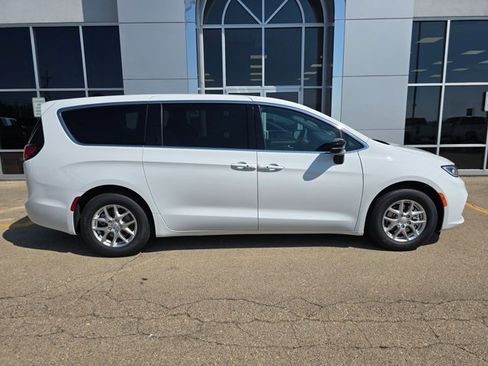 New 2026 Chrysler Pacifica Select image 2