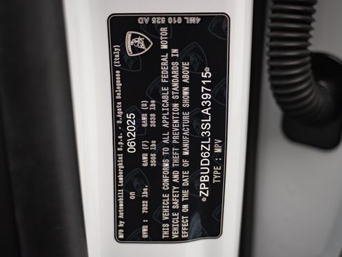 Used 2025 Lamborghini Urus SE AWD/4WD image 23